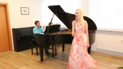 Bild: pi
Laura Demjan, begleitet von Susanne und Florian Schieder am Flügel, begeistert mit altitalienischen Arien.