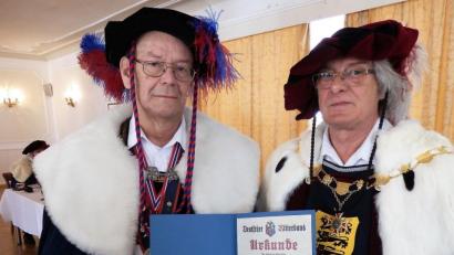 Bild: exb
Johannes von Lengenfeld (Hans Lukas, links) erhält vom Erlauchten Hochmeister des Deutschen Ritterbundes, Konrad von Winterstetten, Urkunde und Ehrennadel für 40 Jahre Treue und jahrzehntelange Mitarbeit.