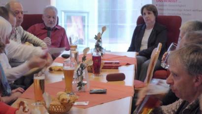 Bild: fsb
Beim Kamingespräch der KAB spricht Landtagsabgeordnete Annette Karl mit Moderator Alfons Ernstberger und den Anwesenden.