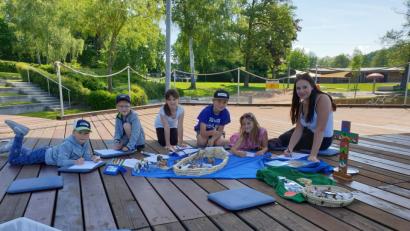 Bild: rn
Eine Mini-Arche mit vielen Tieren bildet den Mittelpunkt beim Kindergottesdienst auf der Seebühne.