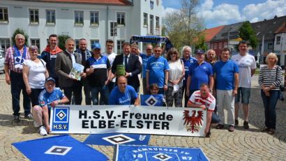 Bild: jr
Zu einem Regionaltreffen kamen HSV-Fans aus Bayern, Brandenburg und Österreich am Samstag in Mitterteich zusammen, wo sie von Bürgermeister Roland Grillmeier (Vierter von links) im Rathaus empfangen wurden. Zweiter Bürgermeister Stefan Grillmeier (Achter von links) schenkte beim Empfang Zoiglbier aus. Organisiert hatte das Treffen Willi Kilian (Sechster von links).