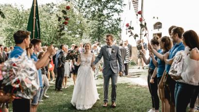 Bild: fvo
Bräutigam Thomas Schwab führte seine bezaubernde Braut Theresa nach der Trauung durch das lange Spalier.