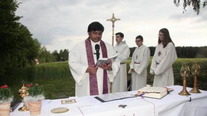 Bild: wro
Den Gottesdienst unter freiem Himmel gestaltete Pater Martin, der von drei seiner Ministranten dabei unterstützt wurde.