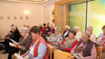 Bild: frd
Gemeinsam mit den Altenheimbewohnern haben die Gäste des Seniorentreff St. Johannes in der Altenheimkapelle eine Maiandacht gefeiert.