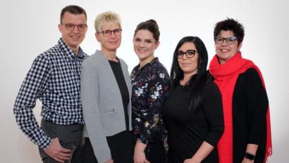 Bild: Torsten Schicker
Das Team von Wolfsegger Uhren, Schmuck, Optik freut sich auf ein schönes Jubiläumsjahr und möchte den runden Geburtstag gemeinsam mit den Kunden feiern. Von links Inhaber Matthias Wolfsegger zusammen mit Ehefrau Angelika Wolfsegger, den Mitarbeiterinnen Annette Schwan und Stefanie Dittrich sowie Fachverkäuferin Andrea Preisinger.