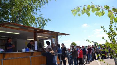 Bild: gi
Anstellen für ein schmackhaftes Mittagessen beim Stodlfest der Feuerwehr in Burgtreswitz.
