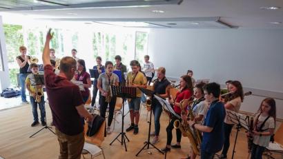 Bild: exb
Die Juniorcombo aus Waldershof und die Combo „Try Out“ aus Falkenberg üben mit ihrem Leiter Václav Eichler.