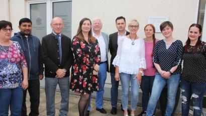 Bild: kro
Dr. Martina Mydlarova (Vierte von links) und Dr. Ladislav Dedek (Fünfter von rechts) leiten die neue Frauenarztpraxis im Prinz-Ludwig-Center. In der Mitte der bisherige Frauenarzt Dr. Wolfgang Ries sowie Pater John (Zweiter von links), Zweiter Bürgermeister Karlheinz Hoyer (Dritter von links) sowie das Team der Frauenarztpraxis.