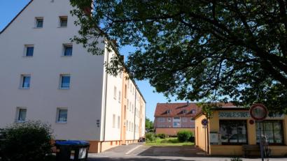 Bild: do
Mit Fördermitteln aus dem Programm "Soziale Stadt" soll die Eichendorffstraße großzügig ausgebaut werden. Geplant sind auch verkehrsgerechte Feuerwehr-Zufahrten in die Innenhöfe der Wohnanlagen (unser Bild), auch wenn die Zufahrtswege schon zum Eigentum der Wohnungsbau-GmbH gehören. Großzügigkeit ist auch bei der Stellplatzbreite der Pkw-Parkplätze angesagt. Die Standartbreite soll 3,10 Meter betragen.