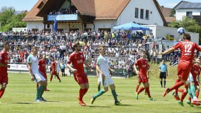 Bild: Hubert Ziegler
Die Fans der DJK Gebenbach hatten gehofft, dass es dieses Spiel nicht geben würde und der Aufstieg schon im ersten Anlauf gegen den TSV Rosenheim (Bild) perfekt gemacht wird. So aber steht nun am Mittwochabend ein letztes Heimspiel in dieser Saison auf dem Programm: Zu Gast ist der TSV Rain/Lech.