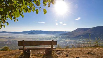 Bild:  Jürgen Fälchle – stock.adobe.com
Eine schlichte Holzbank ist für manche Menschen ein Ort schönster Erinnerungen.