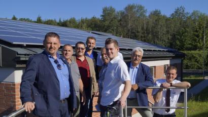Bild: arw
Nachdem Zweckverbandsvorsitzender Ernst Schicketanz (rechts) per Knopfdruck die Photovoltaikanlage in Betrieb genommen hat, besichtigen Bürgermeister Rupert Troppmann, Leonhard Dannhäußer, Geschäftsführer Peter Forster, Klärmeister Josef Härtl und Bürgermeister Markus Ludwig (von rechts) die große Anlage auf dem Verwaltungsgebäude.