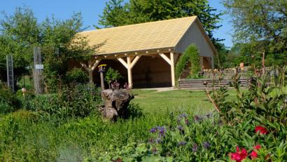 Bild: le
Die neue Hütte im Kreislehrgarten ist fast fertig.