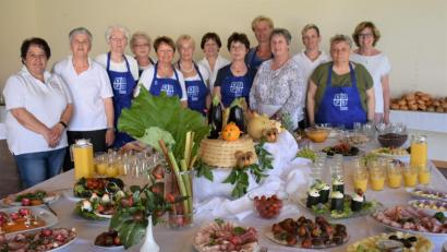 Bild: rgr
Die Frauen des Katholischen Frauenbundes bereiten für die Kommunionkinder ein Buffet vor.