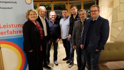 Bild: exb
Geschäftsführerin Claudia Mendel (links) gratulierte dem neuen Vorstand. Er setzt sich zusammen aus (von links) stellvertretendem Obermeister Arnold Pöppl, Schriftführer Wigbert Stangl, Beisitzer Markus Schmidt, Beisitzer Felix Paa, Beisitzer Thomas Steinbacher sowie Obermeister Michael Zinnbauer.