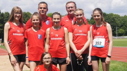 Bild: dob
In Freising gingen die TV-Mädels erstmals bei einer Bayerischen Meisterschaft an den Start. Ihre Trainer Michael Brunner und Klaus Nigg (hinten, von links) gratulierten zum Erfolg.