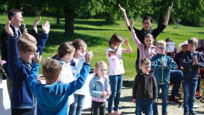 Bild: lk
Die Kindergruppe beim Gesangsvortrag beim Gottesdienst am Zeltplatz.