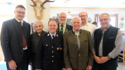 Bild: ohr
Konrad Obermeier (Dritter von rechts) feierte seinen 85. Geburtstag. Bürgermeister Hans Prechtl (links) gratulierte und bedankte sich für die 62-jährige Mitgliedschaft in der CSU. Die Glückwünsche überbrachten auch Christoph Bierner (Dritter von links) sowie Hubert Obermeier, Christian Weiß, Joseph Bierler (von rechts ) und Peter Osso (Zweiter von links).