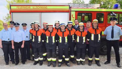 Bild: no
Die aktive Truppe mit Schiedsrichterin Sabine Herbst, Ausbilder Richard Koller, Kreisbrandmeister Christian Meyer und Kreisbrandinspektor Hans Sperber (von links), sowie Ausbilder Konrad Hochholzer (rechts), Bürgermeister Dieter Dehling (Dritter von rechts) und Kommandant Thorsten Jobst (Fünfter von rechts).