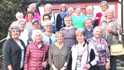 Bild: es
Die Senioren kommen seit 25 Jahren gerne zur wöchentlichen Gymnastik unter Leitung von Anni Hösl (vorne, links) in die Turnhalle.