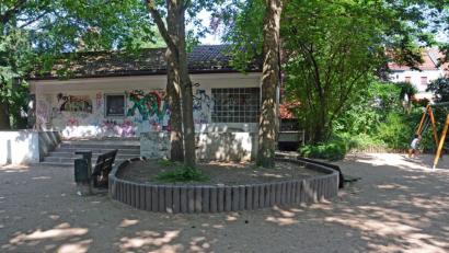 Bild: Gabi Schönberger
Obwohl bereits das Gebäude bereits zum Abbruch freigegeben ist, entdeckt die Bauverwaltung nun doch die besonderen Qualitäten des "Handreinigerhäuschens" am Kinderspielplatz im Max-Reger-Park. Vor allem die Lärmschutzfunktion für die Häuser am Stadtbach wird nun gewürdigt.