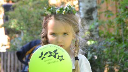 Bild: hcz
Luisa (3) freut sich über die reichlich vorhandenen Blumen im Naturgarten des Wanderheims in Trauschendorf.