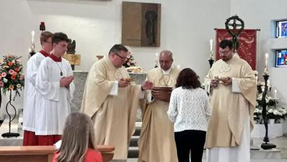 Bild: hai
Bischof Bosco Puthur (Dritter von rechts) zelebriert mit Pfarrer Sven Grillmeier (links daneben) und Kaplan Johannes Bosco (rechts) einen Gottesdienst.