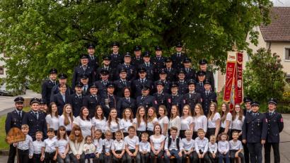 Bild: Feuerwehr Zeinried
Die Feuerwehr Zeinried hat ihre Vereinsgemeinschaft zusammen mit den Festdamen und den Kindern im Bild dokumentiert. Viele Mitglieder sind auch in den Vorbereitungen dabei, und die Vorfreude auf ein schönes Fest mit tollen Bands ist groß.