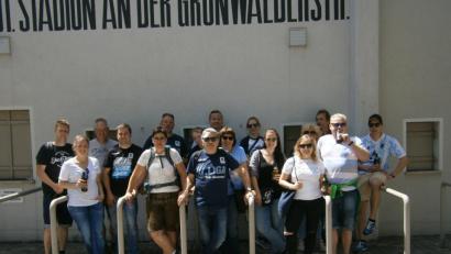 Bild: exb
Vor den Toren des Stadions an der Grünwalder Straße treffen sich die Illschwanger Löwen-Fans mit Ehrenrätin Stephanie Dilba (Zweite von links) und Silke Dehling (Fünfte von rechts).