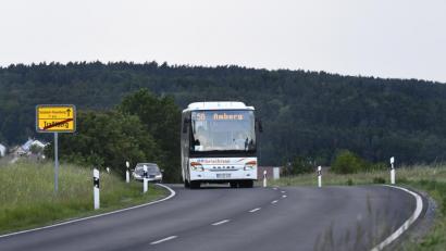 Bild: Petra Hartl
Öffentlicher Personennahverkehr (ÖPNV) auf dem flachen Land. Die lokalpolitische Wunschliste ist lang, die Realität ernüchternd.