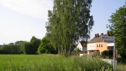 Bild: pz
Die noch unbebaute Fläche im unteren Bereich des Stationswegs hat die Stadt Waldsassen schon vor einiger Zeit erworben. Jetzt sollen dort Bauparzellen ausgewiesen werden.