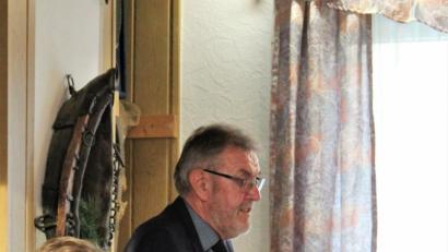 Bild: stg
Rathauschef Josef Etterer (stehend) berichtet von Beschlüssen und Ereignissen des vergangenen Jahres. Geschäftsstellenleiter Reinhard Herr (links) und zweiter Bürgermeister Arno Stahl lauschen ebenso wie die Besucher der Bürgerversammlung.