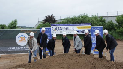 Bild: ral
Bauunternehmer Josef Reger (von links), die Quadrus-Geschäftsführer Werner Prüfling und Alois Gsödl, Verwaltungsleiter Martin Janz, sowie Bürgermeister Josef Deichl Bürgermeister, Kämmerer Hans Werner sowie die Quadrus-Geschäftsführer Anton Prüfling und Markus Gsödl setzen zum Spatenstich an. 	Bild: ral