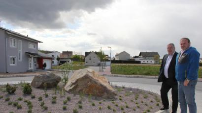 Bild: ads
Bauamtsleiter Klaus Kittler und Bürgermeister Sepp Reindl (v.r.) machten sich vor Ort im neuen Baugebiet Ostfeld I ein Bild von der gelungenen naturhahen Gestraltung und Bepflanzung der Verkehrsinsel auf Vorschlag des Kreisfachberaters für Gartenbau und Landschaftspflege Arthur Wiemet. Die Stadt setzt damit ein sichtbares Zeichen gegen das Insektensterben.