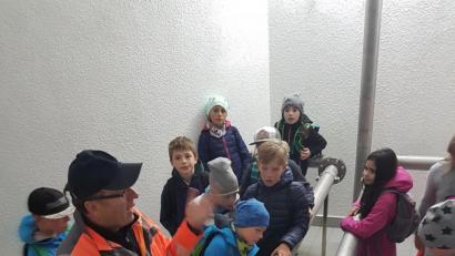 Bild: m
Mit dem Fachmann unterwegs: Konnersreuther Viertklässler wissen jetzt, woher ihr Trinkwasser kommt.