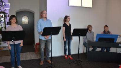 Bild: jr
Die „Daubner-Family“ mit (von links) Julia Daubner, Jakob Reinke, Jans Daubner, Stefan Daubner und Nina Reinke brachte in Großbüchlberg Musical-Hits und Filmmusik zu Gehör.