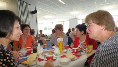 Bild: ubb
Die Frauen ließen sich in gemütlicher Runde das leckere Frühstück schmecken.