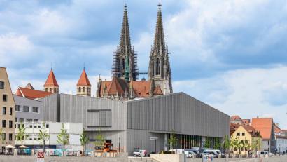 Bild: Armin Weigel/dpa
Das Museum des Hauses der Bayerischen Geschichte an der Donau, im Hintergrund der Dom St. Peter.