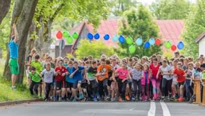 Bild: jzk
„Auf die Plätze, fertig, los“, lautet das Kommando von Sportlehrer Simon Farnhammer (links) beim Sponsorenlauf der fünften und der sechsten Klassen der Kemnather Realschule.