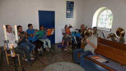 Bild: rn
Karl Bäumler (links), der stellvertretende Kreisobmann des Bayerischen Bauernverbandes, leitet den "Kleinen Bezirksposaunenchor" beim Gottesdienst in der evangelischen Kreuzkirche zum Auftakt des Bauernmarkts.