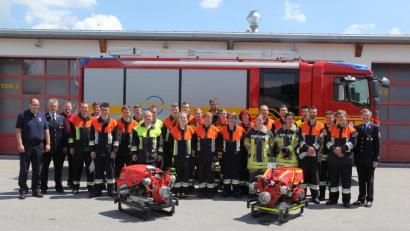 Bild: ral
Das Bild zeigt die Teilnehmer aus den verschiedenen Wehren aus dem gesamten Landkreis mit ihren Ausbildern