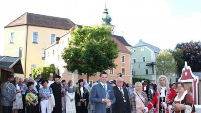 Bild: lg
Ein buntes Treiben begleitete den Empfang des Schirmherrn auf dem Marktplatz: Von links Landrat Thomas Ebeling, Bürgermeister Heinz Weigl, dessen Gattin Agnes Weigl, Eisenbarth-Darsteller Andreas Fleischer und Festspielleiterin Bianca Reil.