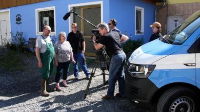 Bild: wro
Alle Blicke sind auf die Familie Stock gerichtet, die nicht zum ersten Mal von ihrer Arbeit am Hof und an den Teichen erzählt: (von links): Wolfgang, Elfriede und Thomas Stock, an der Kamera: Benedikt Preisinger, am Mikrofon Daniel Lehner und rechts Regisseurin Gabriele Mooser.