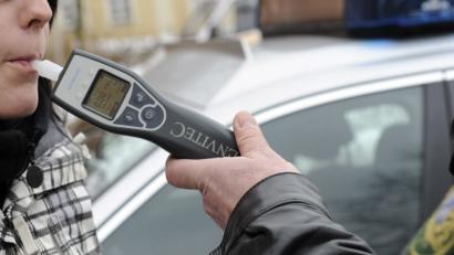 Bild: picture alliance/obs/HUK-COBURG
Betrunken war eine Frau (Symbolbild) am Montag im östlichen Landkreis mit ihrem Fahrrad unterwegs. Sie ist gegen ein Auto gestoßen und hat sich verletzt.