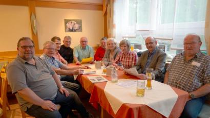 Bild: cog
Intensiv diskutierten die engagierten Bürger von FDP und FWS darüber, wie man Sulzbach-Rosenberg noch attraktiver machen kann. Mit dabei Stadtrat Karl-Heinz Kreiner (Zweiter von links), Dritter Bürgermeister Hans-Jürgen Reitzenstein (Fünfter von links) und Kreisrat Martin Pöllath (Zweiter von rechts).
