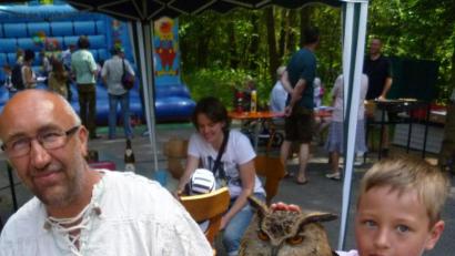 Bild: usc
Geduldig ließ sich der Uhu von Hans Weiß von den Kindern streicheln.