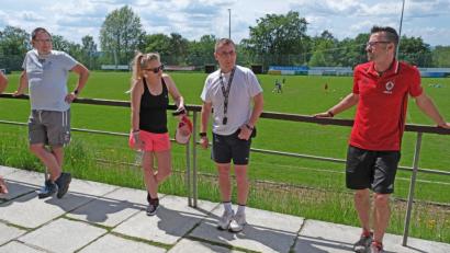 Bild: nm
TSV-Spartenleiter Sandro Lugert (rechts) und Jugendbetreuer Michael Jung (links) hatten am Samstag gemeinsam mit zahlreichen Eltern Grund zur Zufriedenheit. Die Jugendarbeit bei den Fußballern geht intensiv weiter, obwohl die Spielgemeinschaft mit dem SV Floß beendet ist.