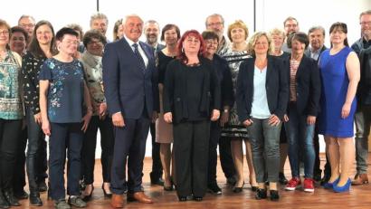 Bild: cr
Das achte und sicherlich nicht letzte Fortbildungstreffen von Schulvertretern des Landkreises Neustadt und der Partnerschulen im Nachbarland Tschechien ist ein Erfolg. Dana Pflaum (vorne, Mitte) organisierte das Treffen, das Schulrätin Margit Walter (vorne, rechts) und Richard Glombitza von der Regierung der Oberpfalz (vorne, links) begleiten.