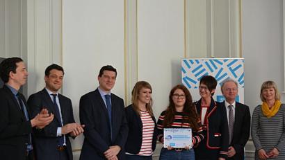 Bild: exb/Cecile Hueffer
Die Mädchenrealschule St. Josef wurde für die beste DELF-Prüfung der Realschulen in der Oberpfalz ausgezeichnet.