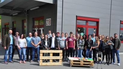 Bild: exb
Die A.T.U-Auszubildenden besuchen das HPZ und dürfen bei der Herstellung von verschiedenen Produkten mithelfen.